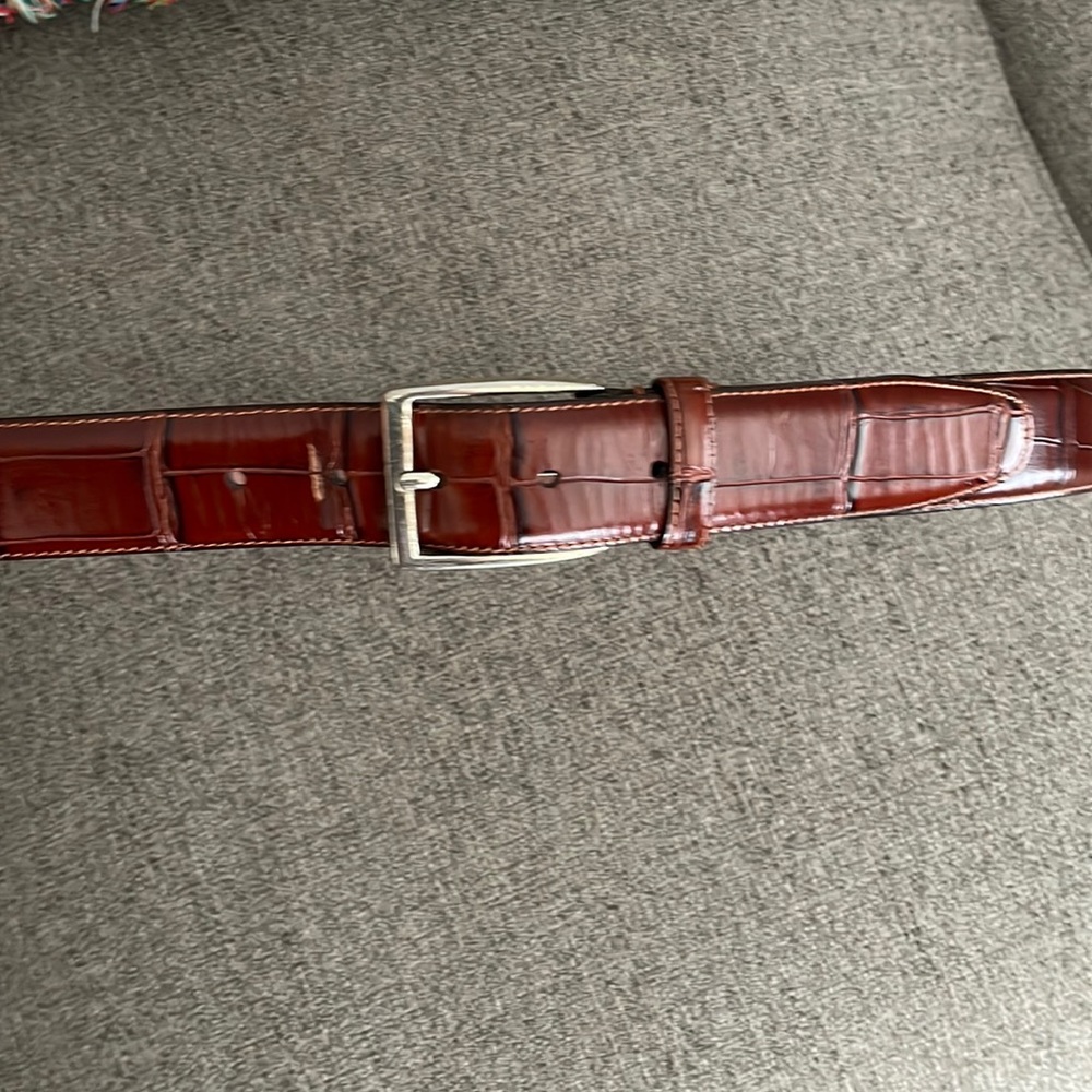 Mens Leather Johnston & Murphy size 36 Brown belt.